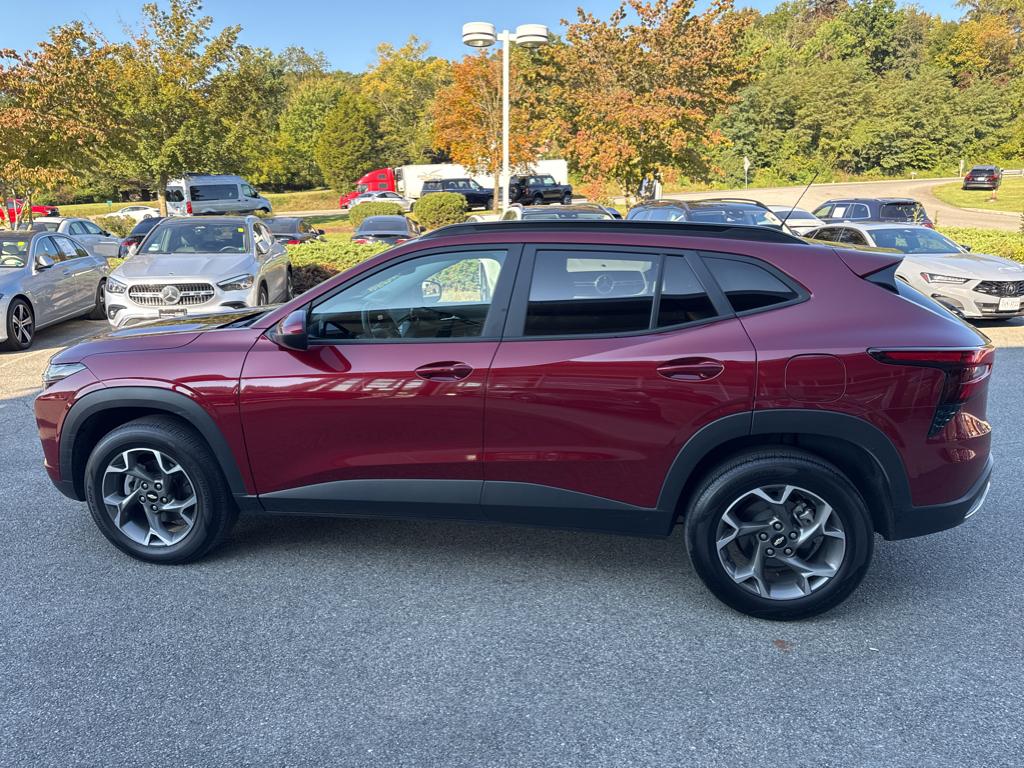 2024 Chevrolet Trax LT photo 2