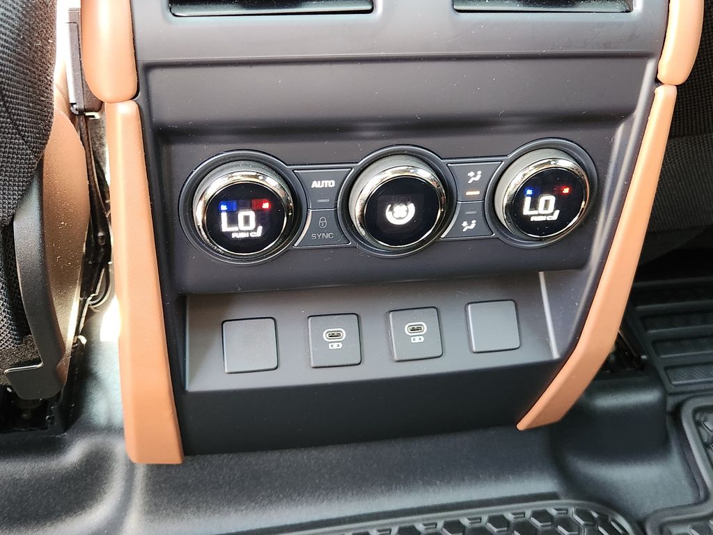 2025 Land Rover Defender Octa - Photo 12