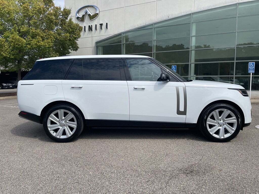 2023 Land Rover Range Rover SE photo 2