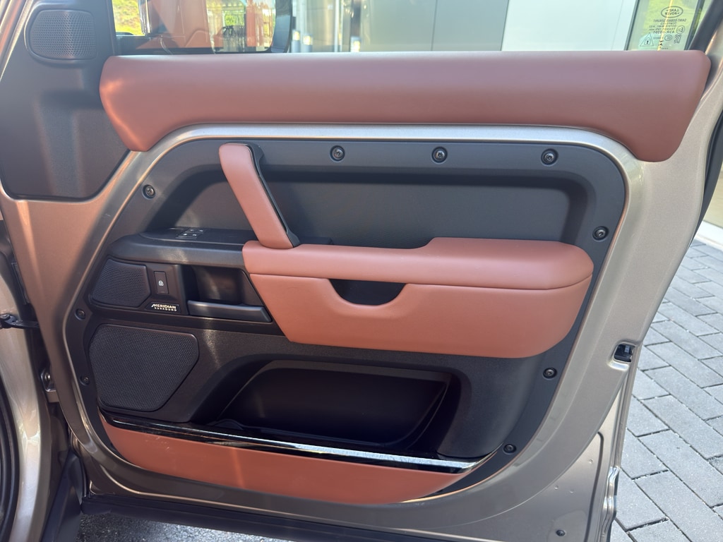 2025 Land Rover Defender Octa - Photo 9