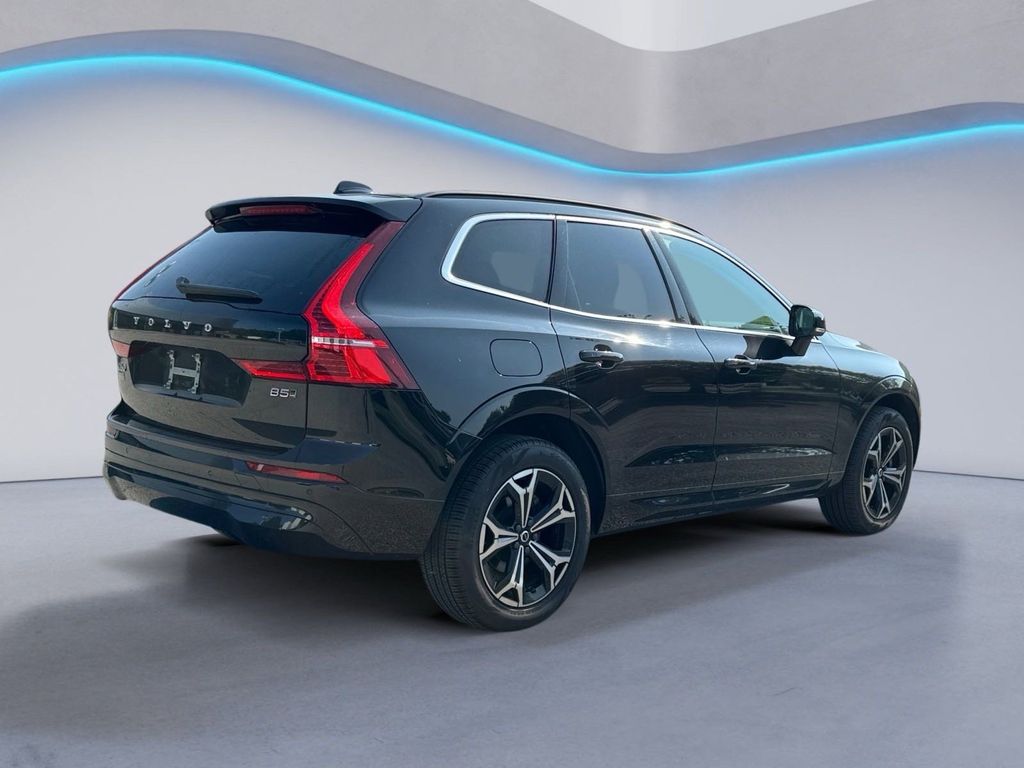 2022 Volvo XC60 B5 Momentum photo 3