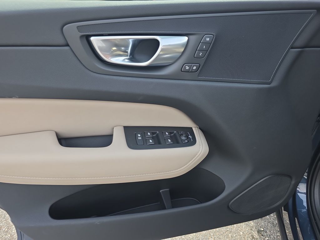 2026 Volvo XC60 Plus - Photo 11
