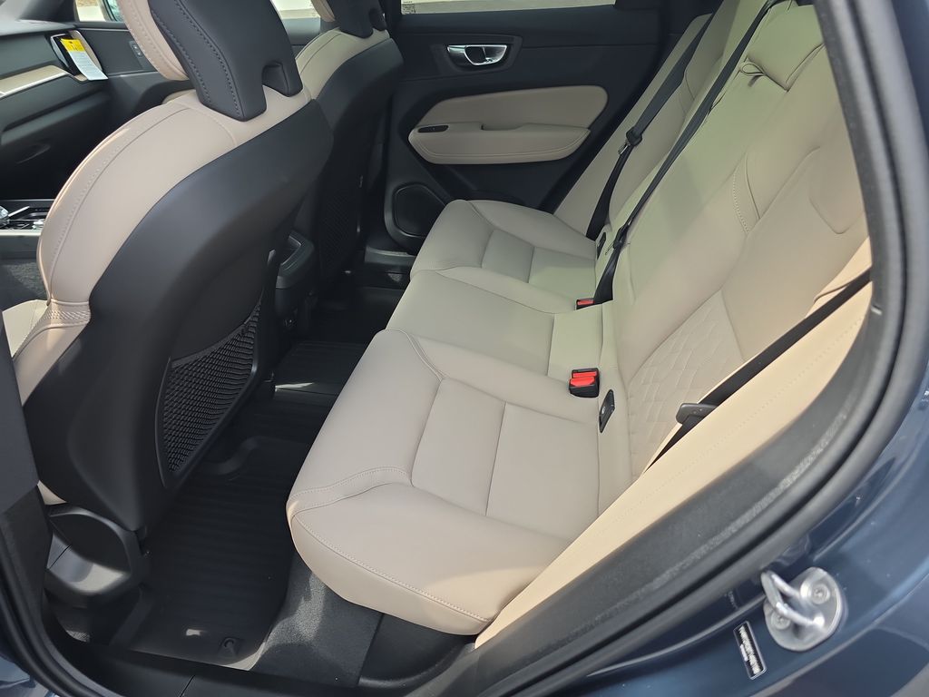 2026 Volvo XC60 Plus - Photo 10