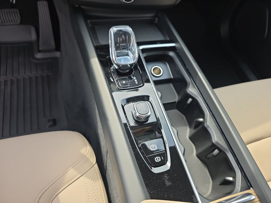 2026 Volvo XC60 Plus - Photo 17