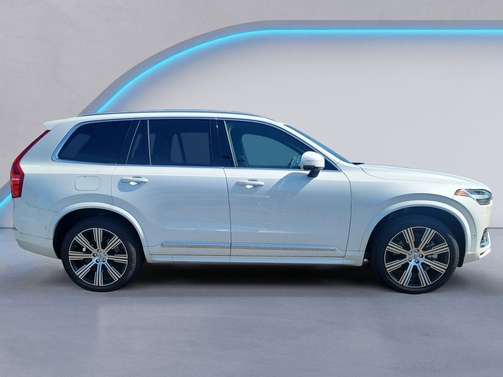2025 Volvo XC90 T8 photo 2
