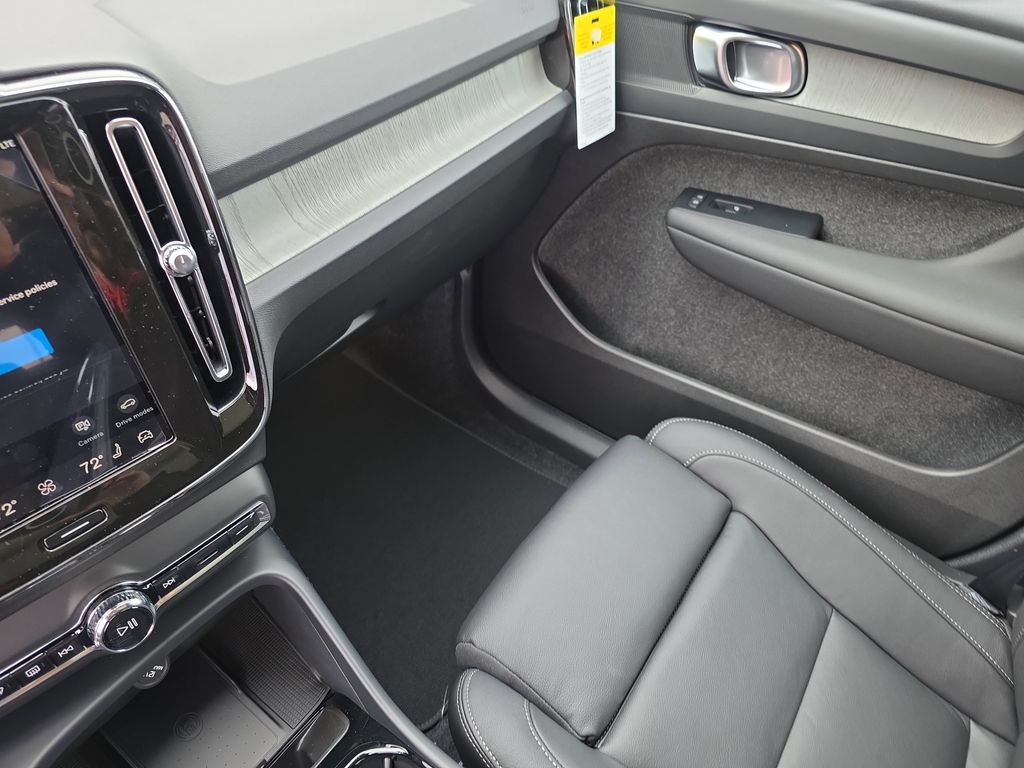2026 Volvo XC40 Plus - Photo 18