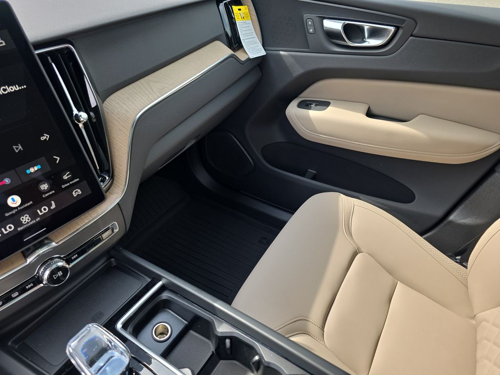 2026 Volvo XC60 Plus - Photo 19