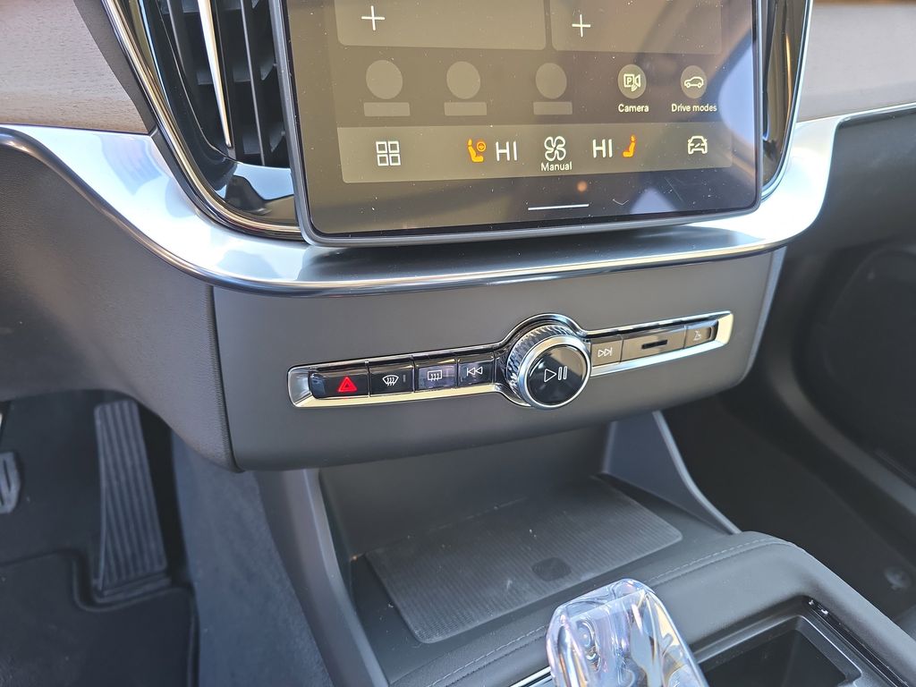 2026 Volvo XC90 Plus - Photo 17