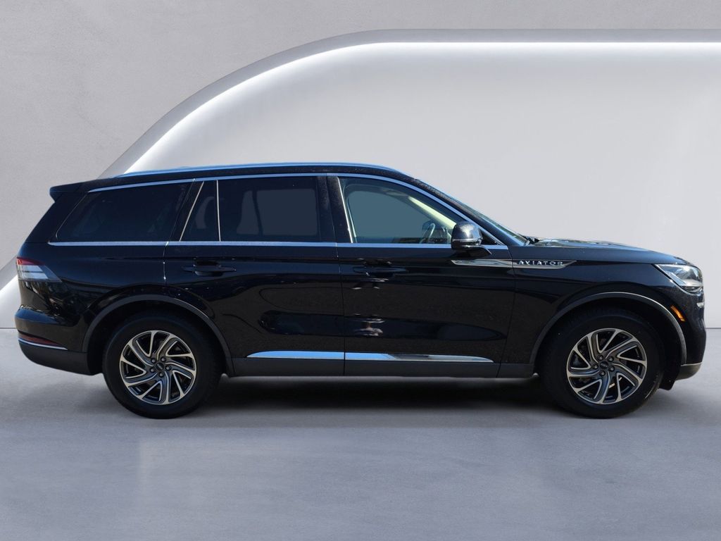 2021 Lincoln Aviator Standard photo 2