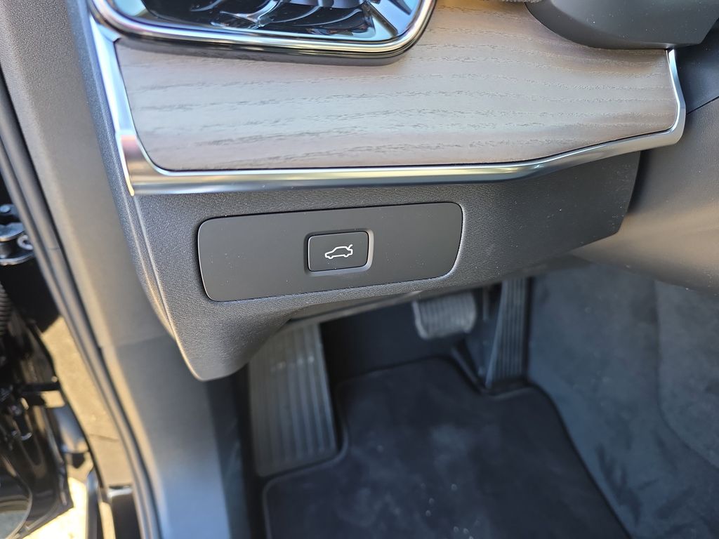 2026 Volvo XC90 Plus - Photo 12