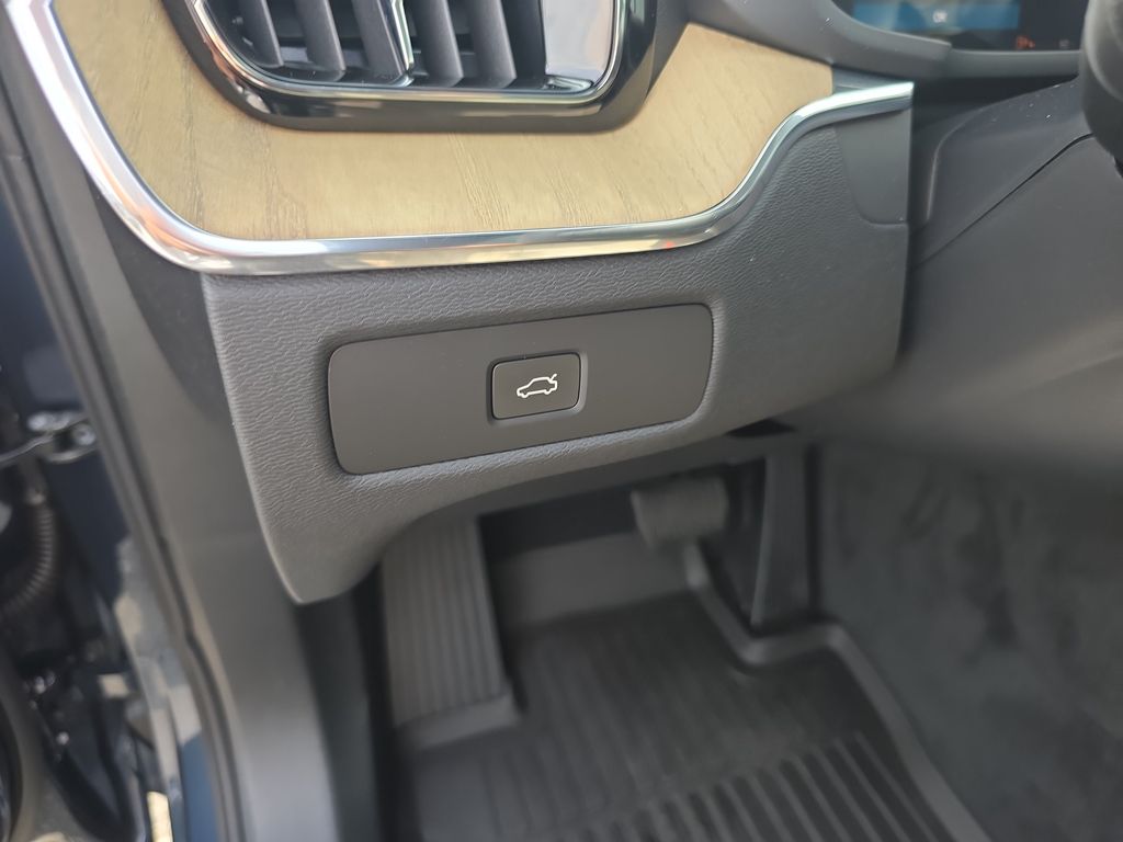 2026 Volvo XC60 Plus - Photo 12