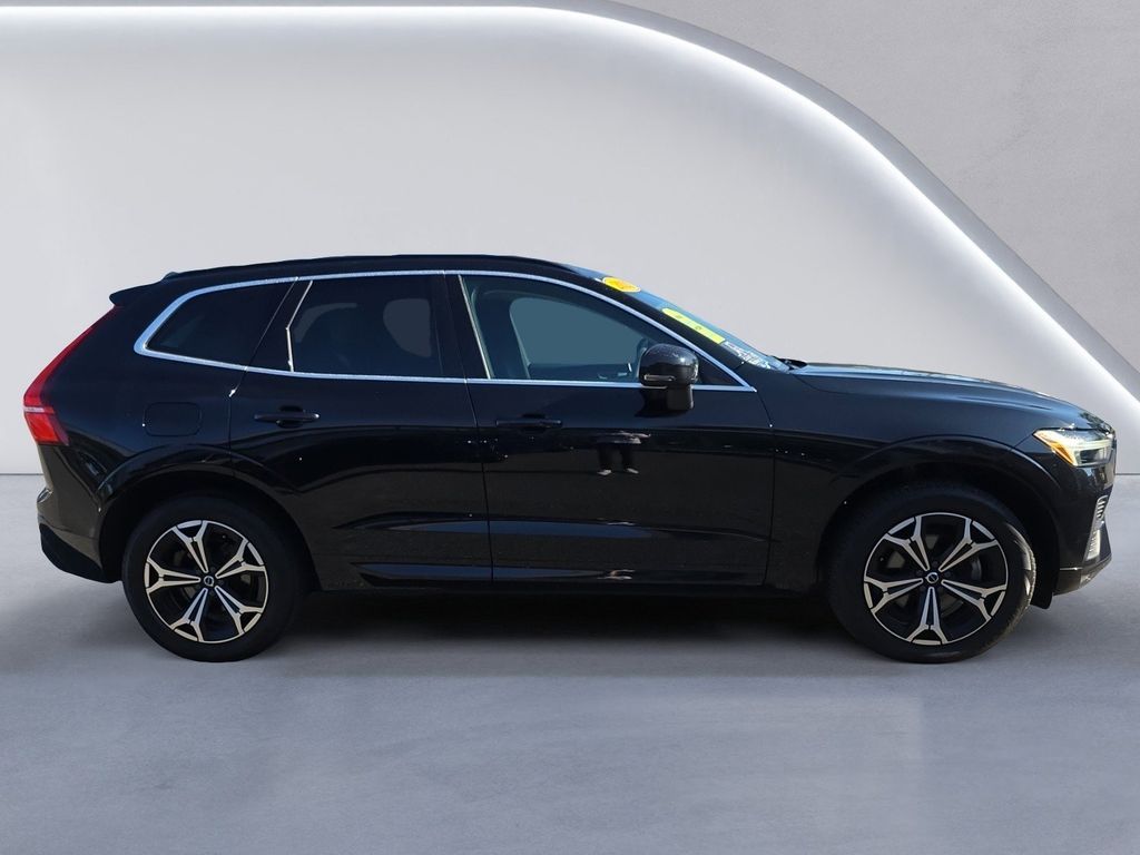 2022 Volvo XC60 B5 Momentum photo 3