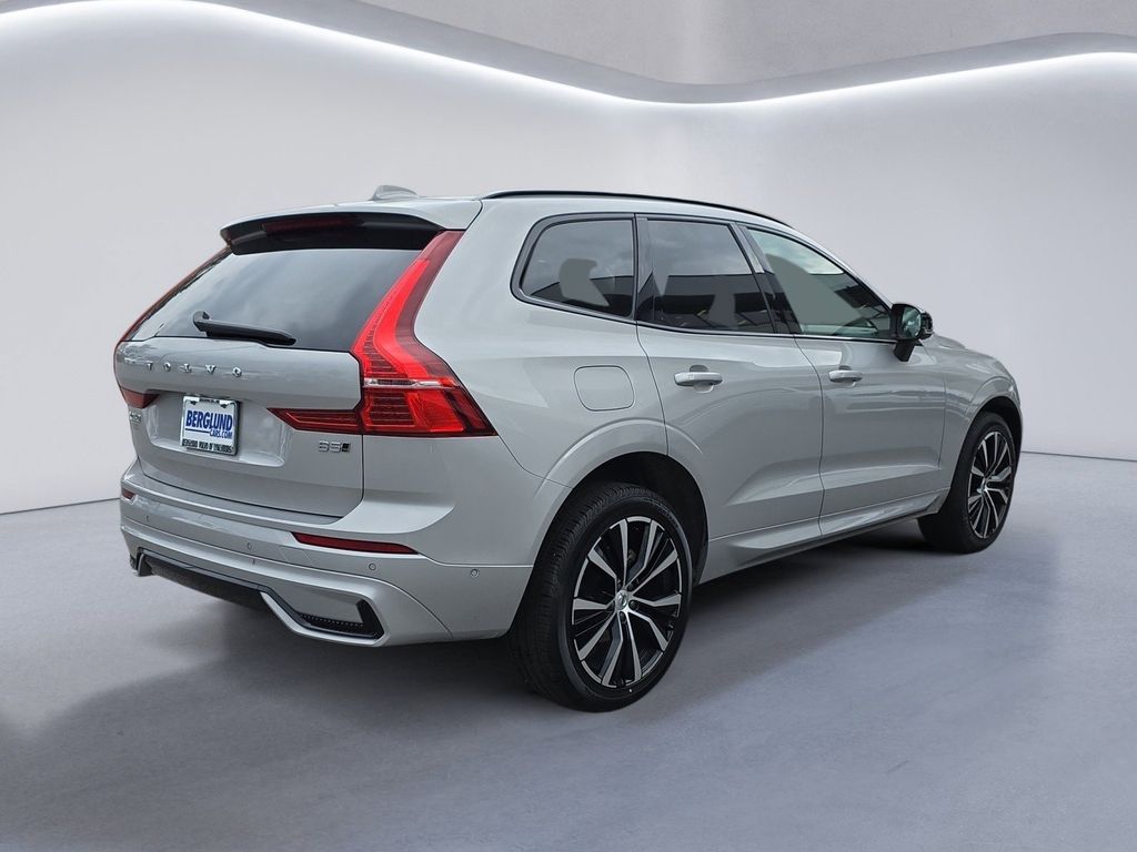 2025 Volvo XC60 B5 Plus photo 4