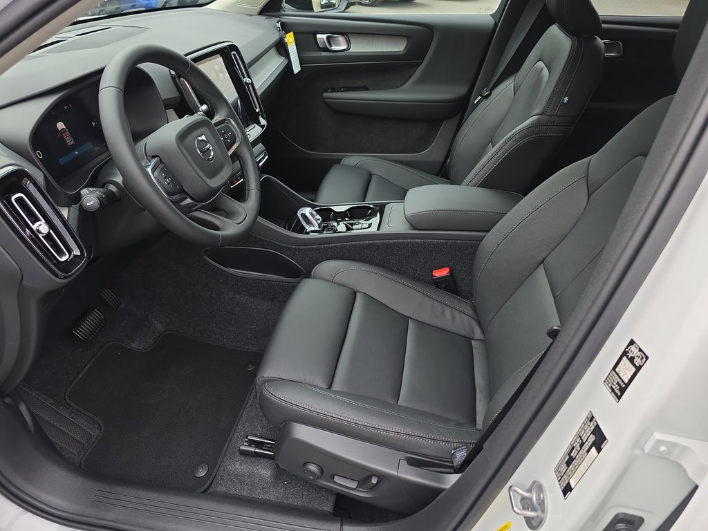 2026 Volvo XC40 Plus - Photo 8