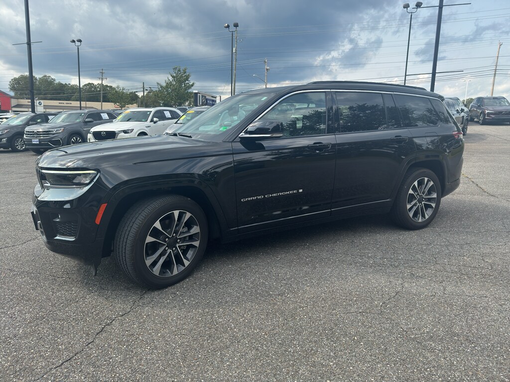 2024 Jeep Grand Cherokee Overland photo 2