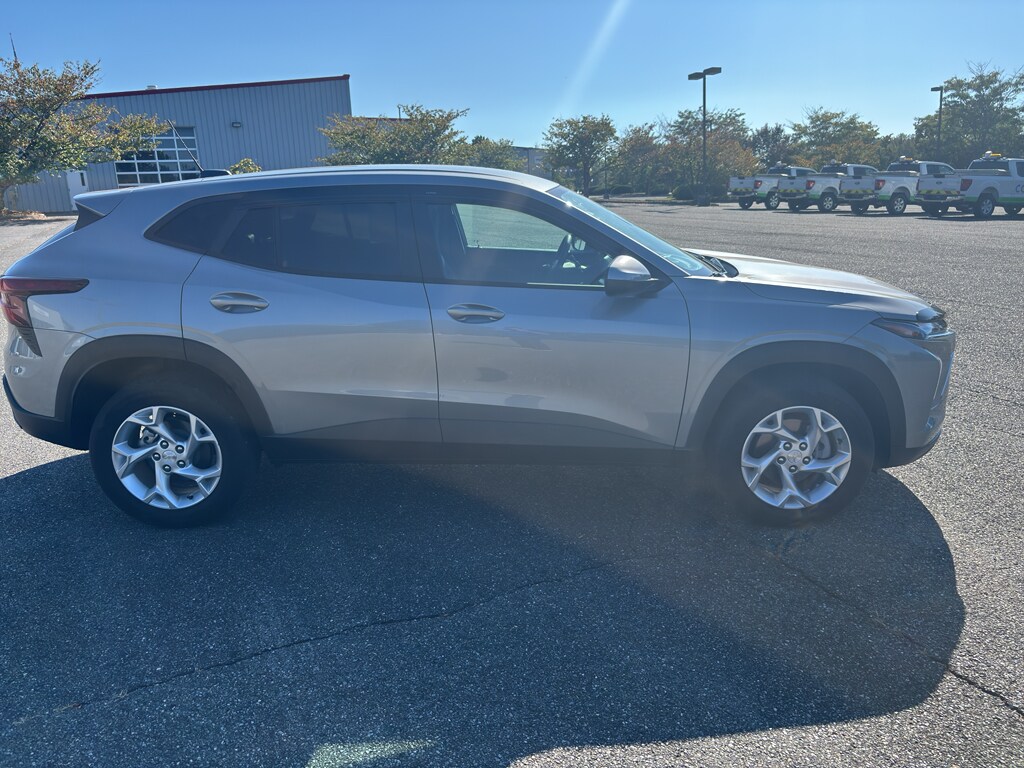 2024 Chevrolet Trax LS photo 4