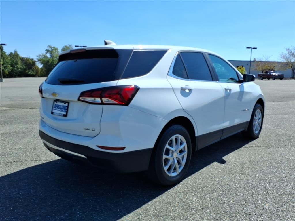 2023 Chevrolet Equinox LT photo 2