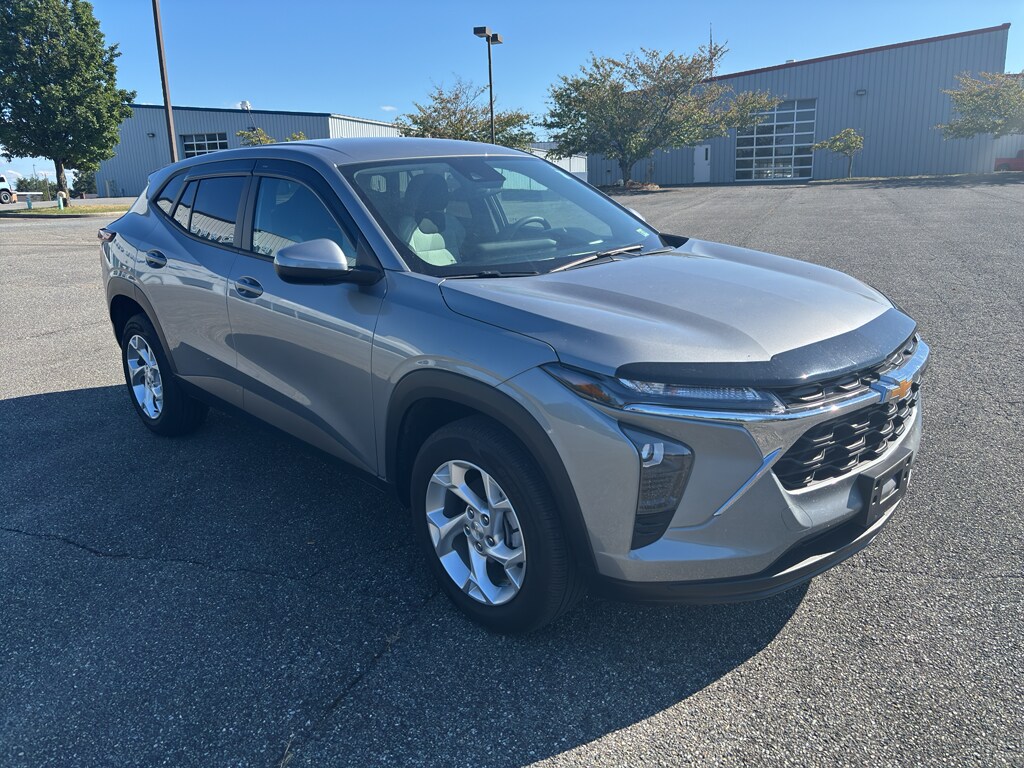 2024 Chevrolet Trax LS photo 3