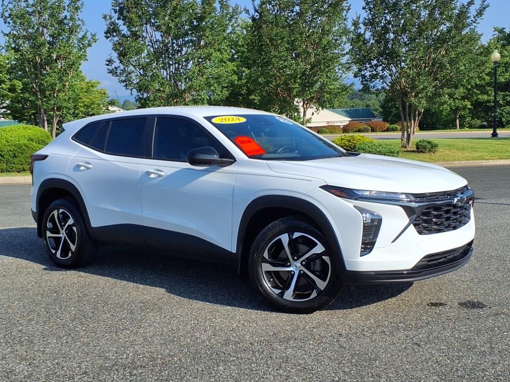 2024 Chevrolet Trax photo 2