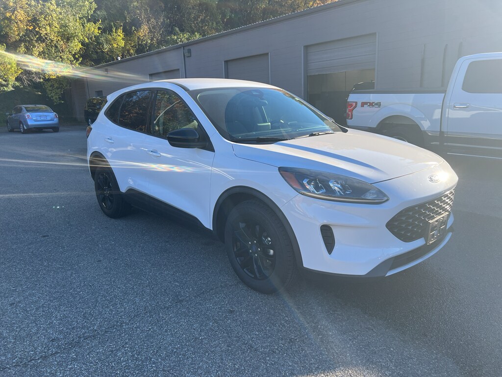 2020 Ford Escape SE Sport Hybrid photo 3
