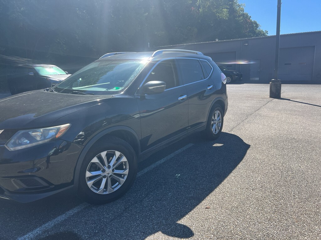 2015 Nissan Rogue SV photo 2
