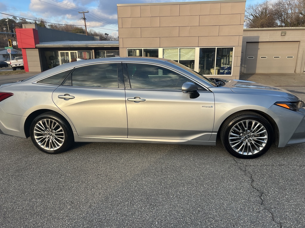 Used 2019 Toyota Avalon Hybrid Limited Sedan
