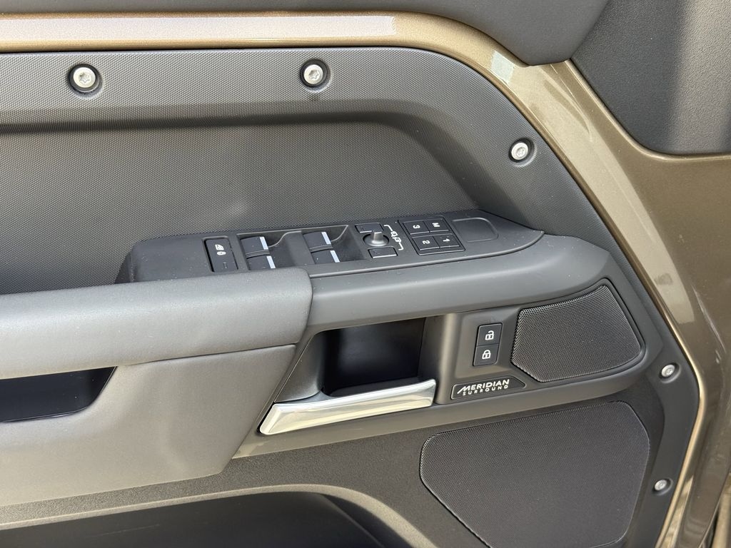 2025 Land Rover Defender X-Dynamic SE - Photo 18