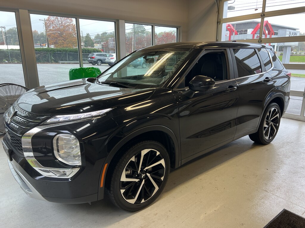 2024 Mitsubishi Outlander SE photo 2