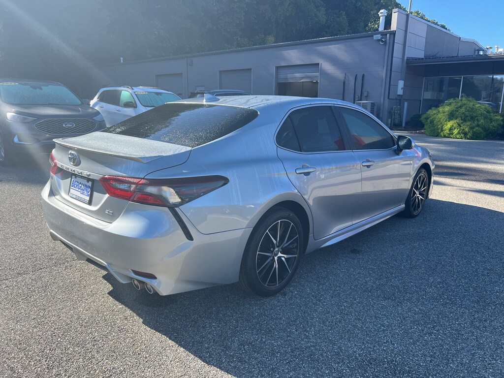2022 Toyota Camry SE photo 4