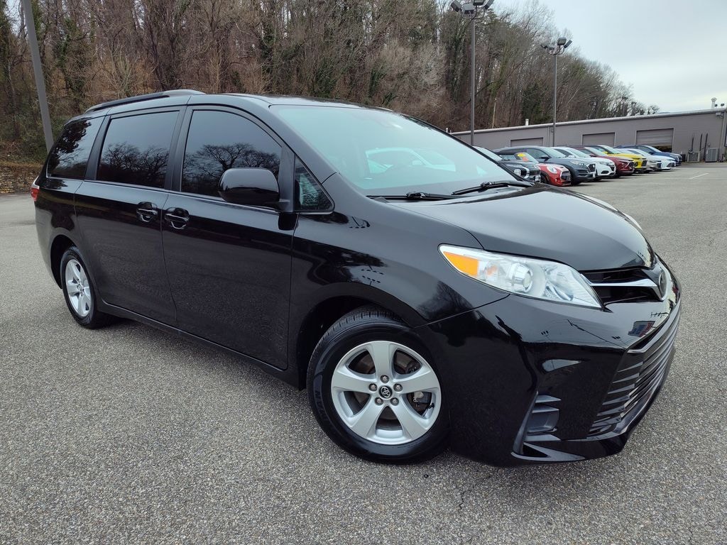 Used 2018 Toyota Sienna LE 8 Passenger Van Passenger Van