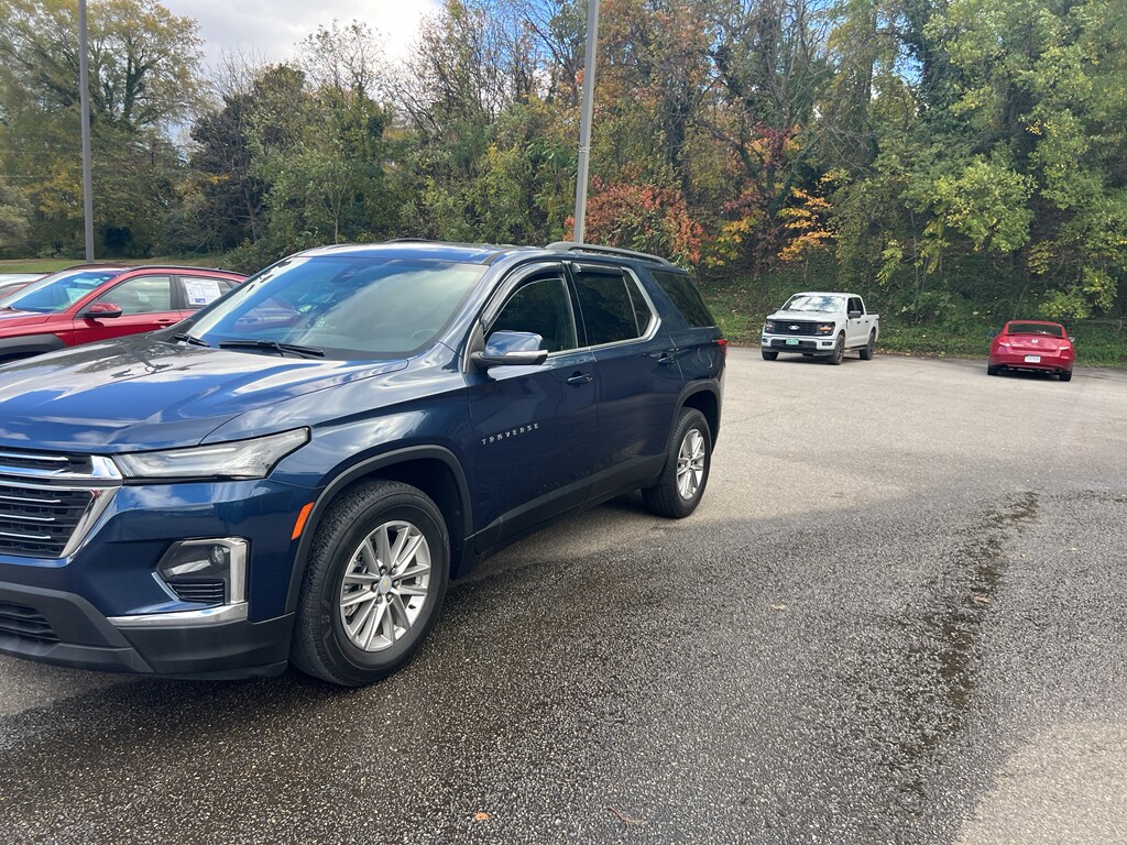 2022 Chevrolet Traverse Cloth 1LT photo 2