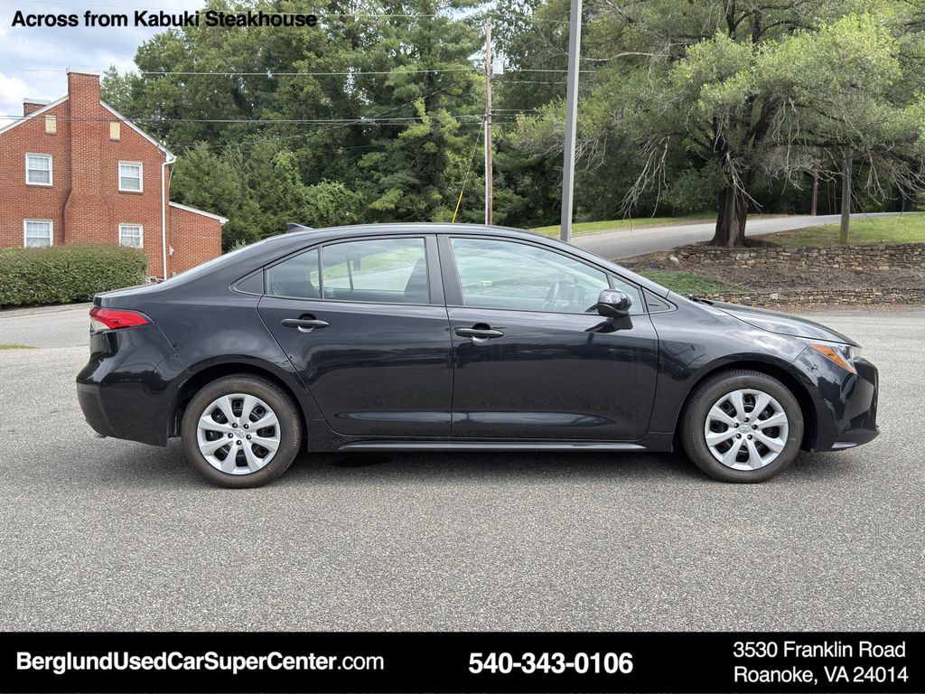 2023 Toyota Corolla LE photo 3