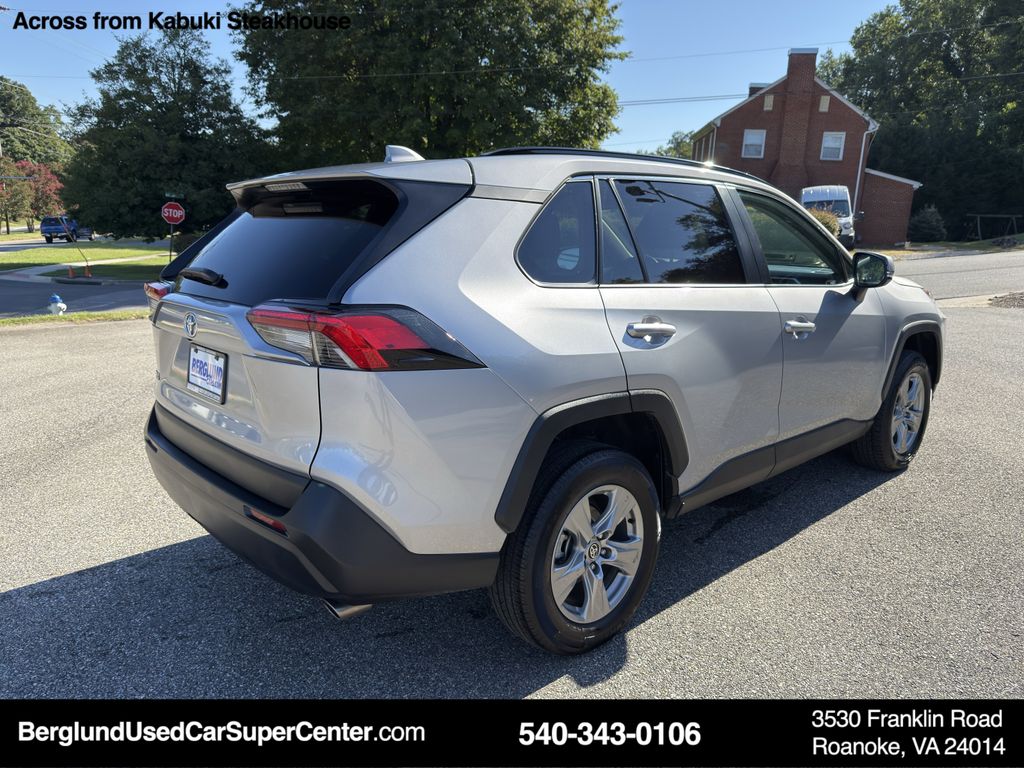 2024 Toyota RAV4 XLE photo 4