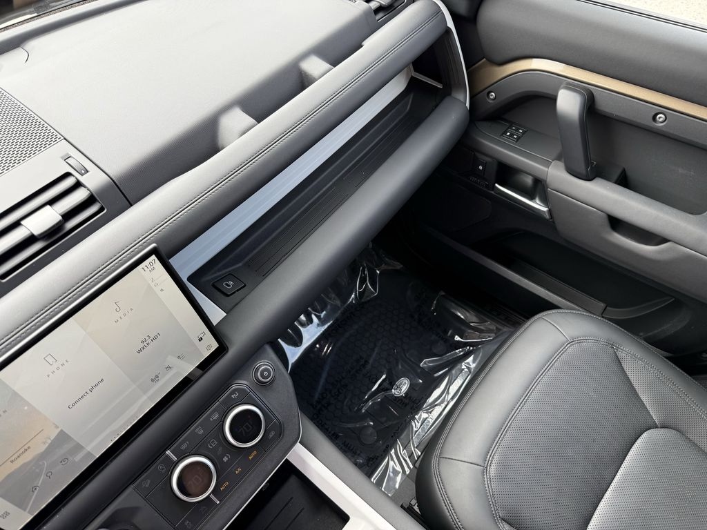 2025 Land Rover Defender X-Dynamic SE - Photo 33