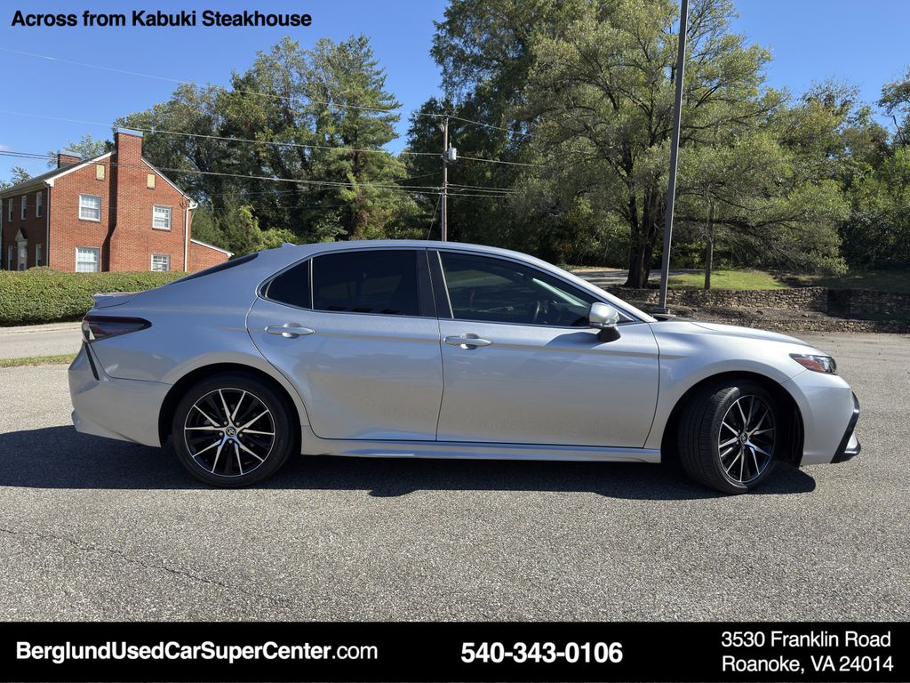 2022 Toyota Camry SE photo 2