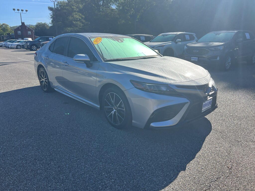 2022 Toyota Camry SE photo 3