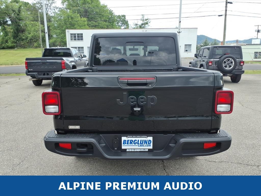 Used 2022 Jeep Gladiator Sport Truck Crew Cab
