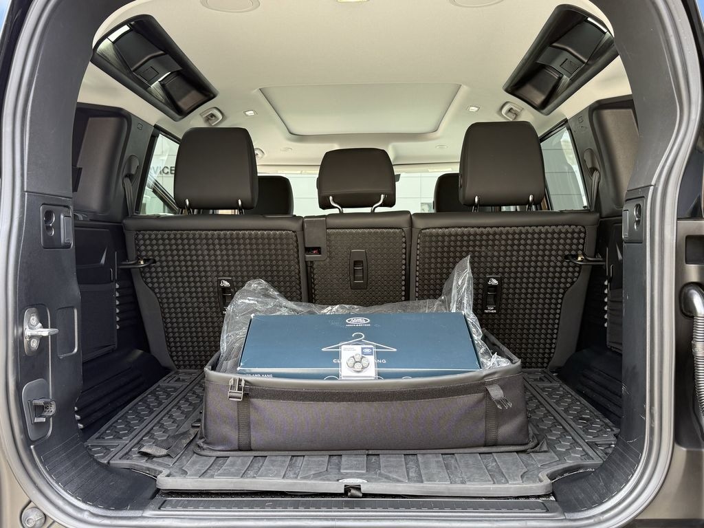2025 Land Rover Defender X-Dynamic SE - Photo 14