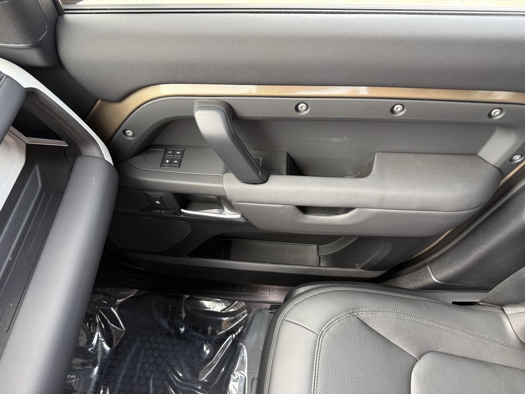 2025 Land Rover Defender X-Dynamic SE - Photo 32