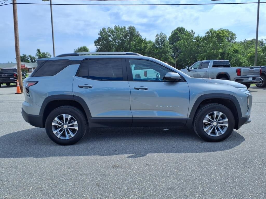 2025 Chevrolet Equinox LT photo 2