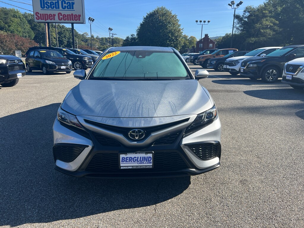 2022 Toyota Camry SE photo 2