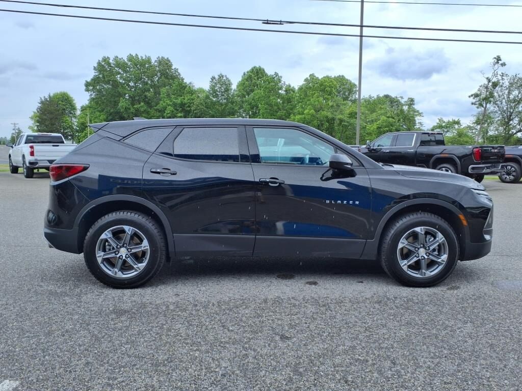 2023 Chevrolet Blazer 2LT photo 2