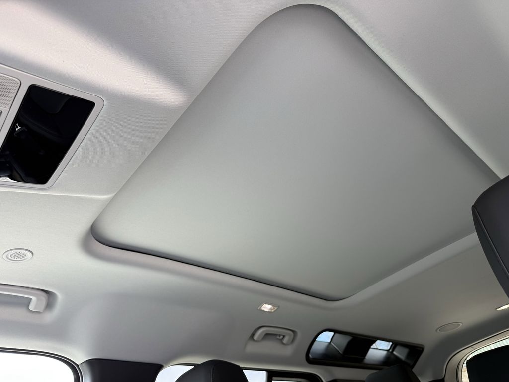 2025 Land Rover Defender X-Dynamic SE - Photo 10
