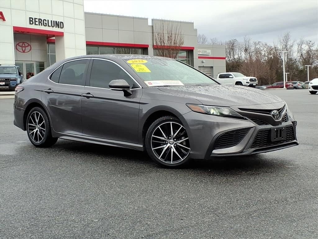 2022 Toyota Camry SE's photo