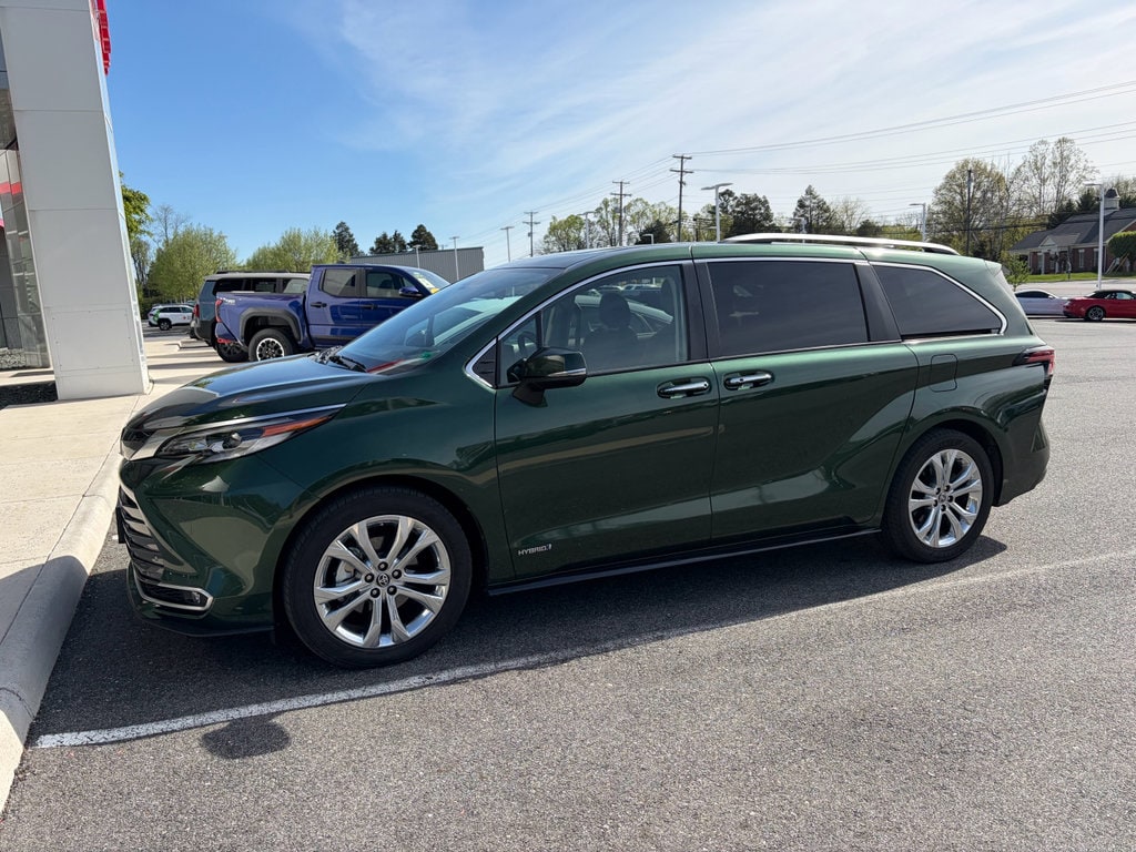 2021 Toyota Sienna Platinum 7-Passenger Hybrid FWD's photo