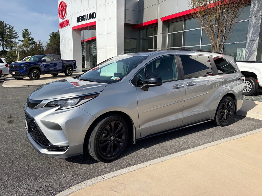2023 Toyota Sienna XSE 7-Passenger Hybrid FWD's photo