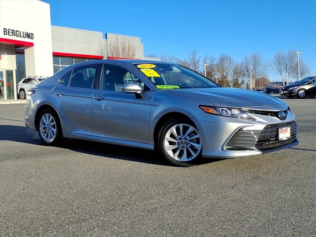 2024 Toyota Camry LE's photo