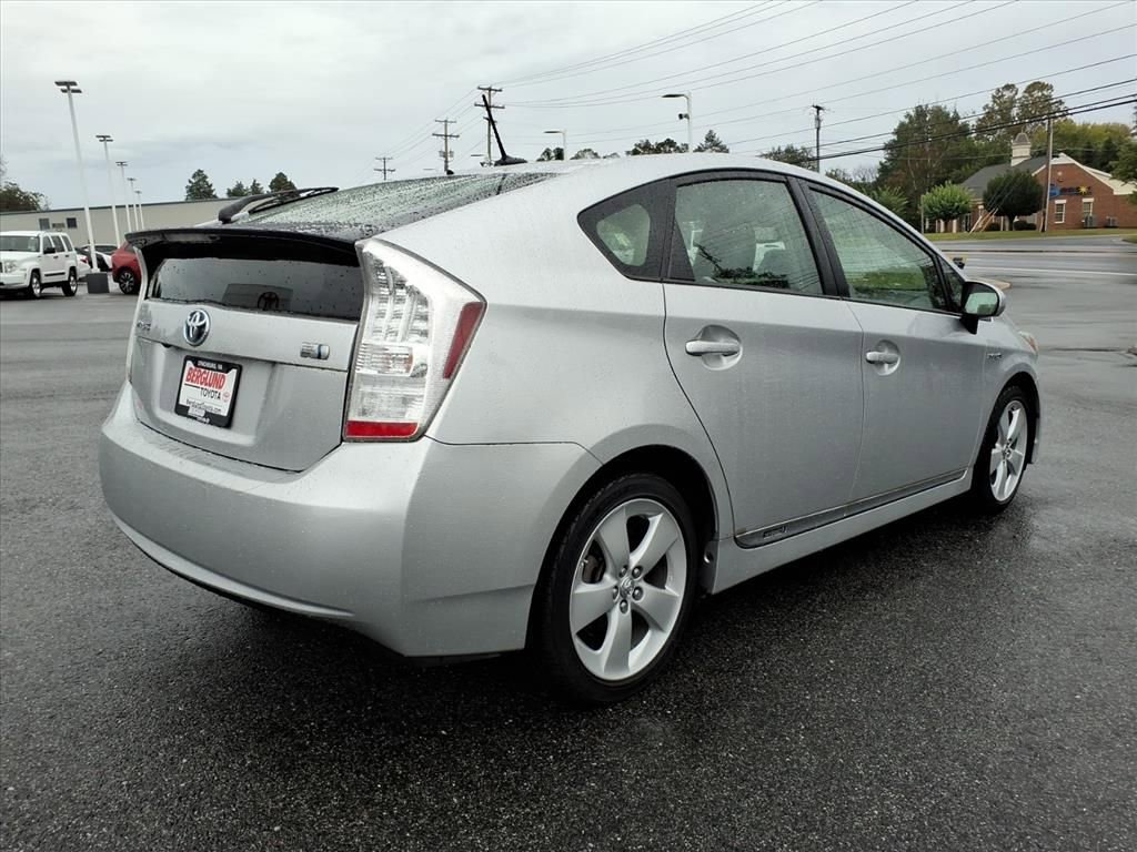 2011 Toyota Prius V photo 2