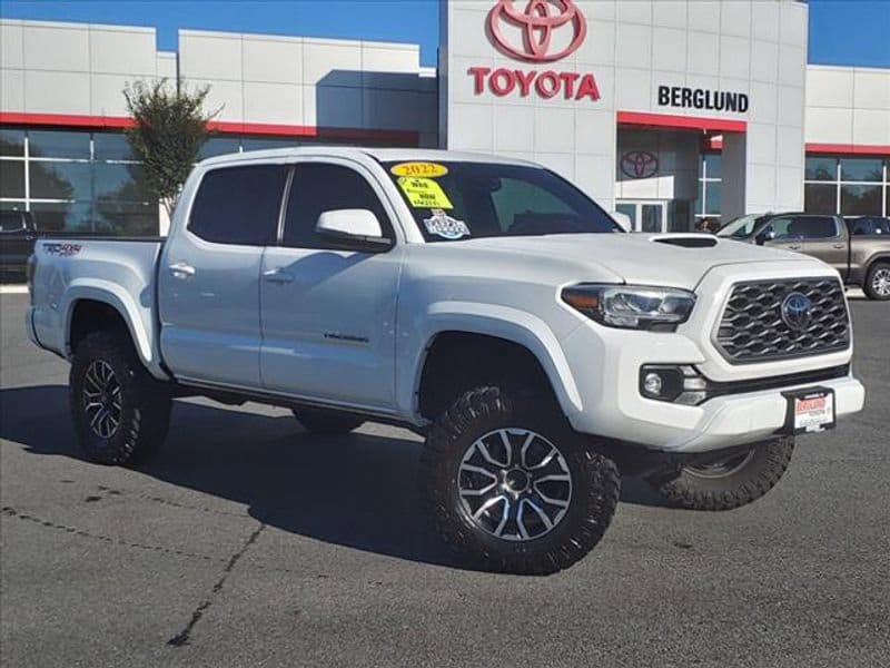 Used 2022 Toyota Tacoma TRD Sport with VIN 3TMCZ5AN4NM524623 for sale in Lynchburg, VA