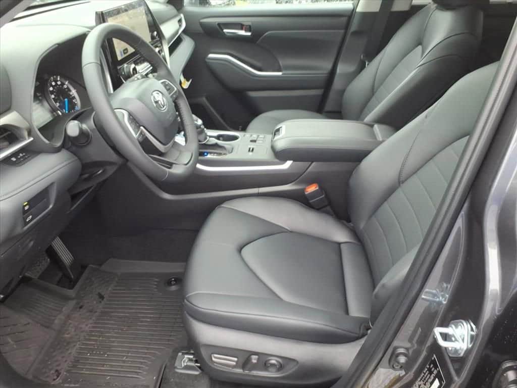 New 2025 Toyota Highlander Hybrid XLE SUV